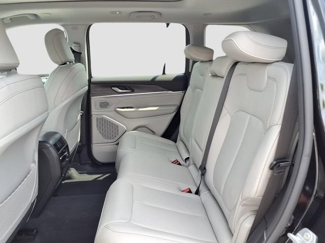 2023 Jeep Grand Cherokee Overland 4x2