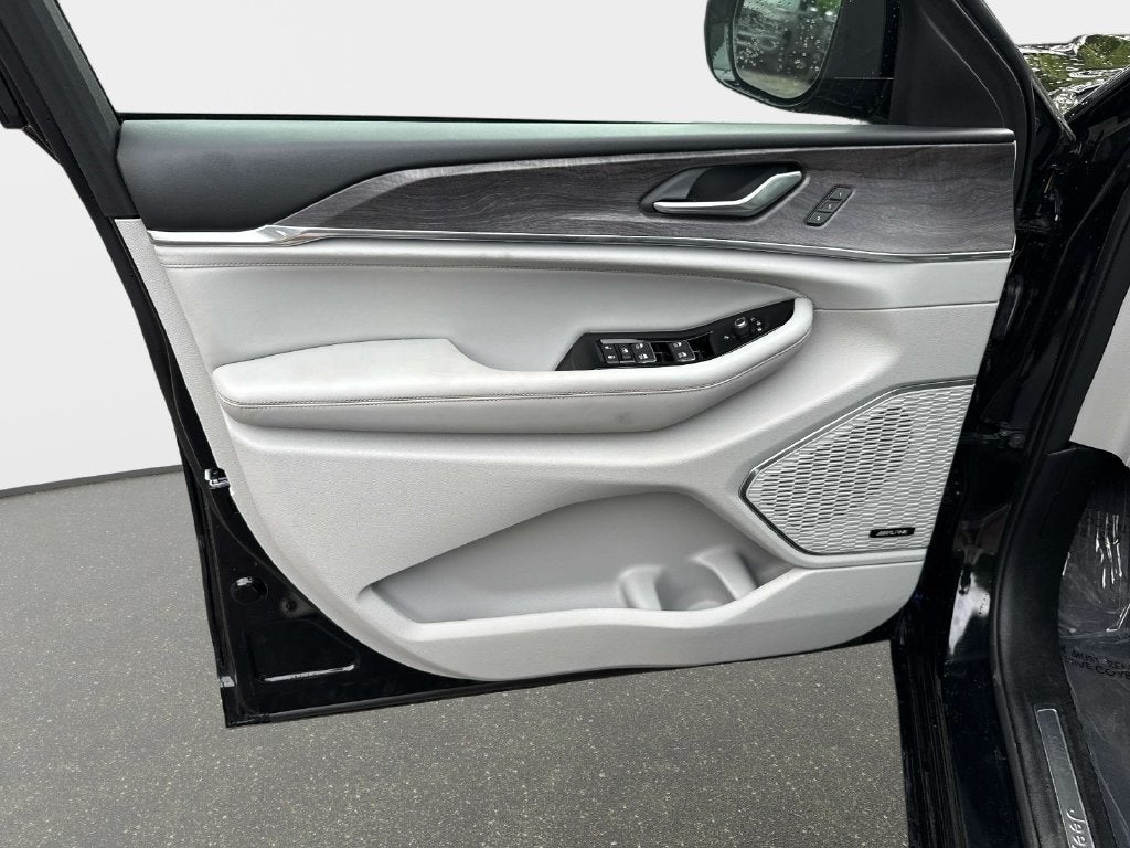 2023 Jeep Grand Cherokee Overland 4x2