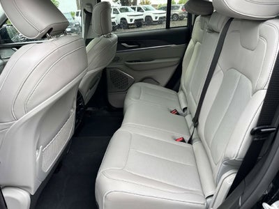2023 Jeep Grand Cherokee Overland 4x2