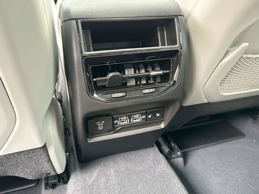 2023 Jeep Grand Cherokee Overland 4x2