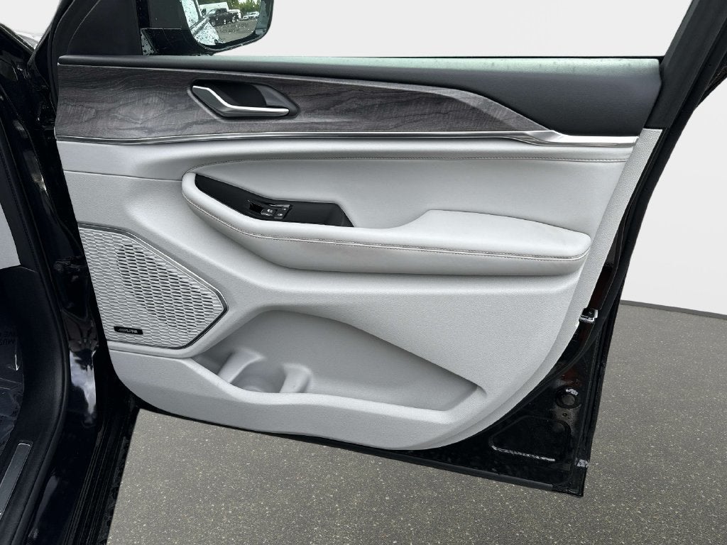 2023 Jeep Grand Cherokee Overland 4x2